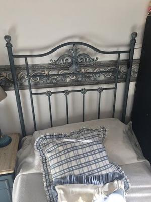 Juego de dormitorio: 2 camas de hierro + mesa de luz