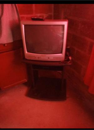 Vendo tele marca Philips mas una mesa de tv o como quieras