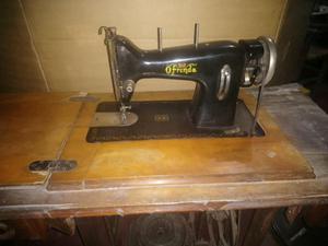 Antigua máquina de coser a pedal