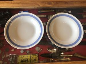 Dos platos ondos de porcelana finlandesa