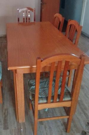 JUEGO DE MESA DE MADERA CON 6 SILLAS. uSADO