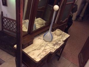 Mueble antiguo con espejo