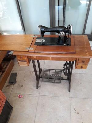 Mueble con maquina coser antigua con pedal