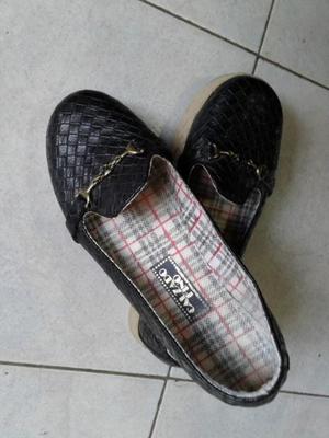 VENDO ZAPATOS NEGROS DE CUERO, CON PLATAFORMA ENTERA DE