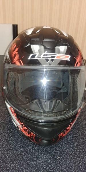 Remato casco LS. Sin detalles. Talle L.