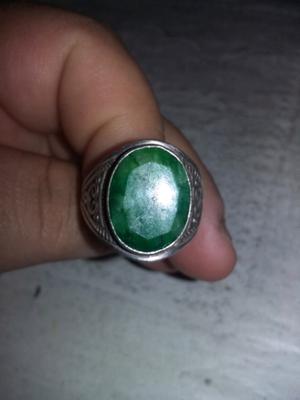 Vendo anillo de plata con piedra esmeralda