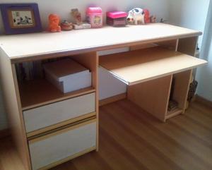 Amplio escritorio más 2 estantes flotantes