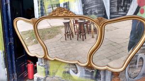 Antiguo espejo francés biselado de un metro 30