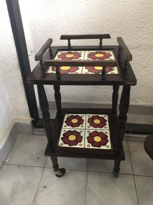 Mesa retro de madera con cerámicas