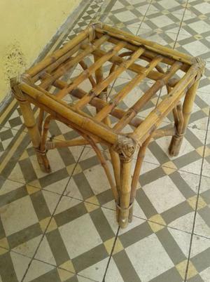 VENDO BANQUITO O BASE DE MESA RATONA, DE CAÑA Y MIMBRE. EN