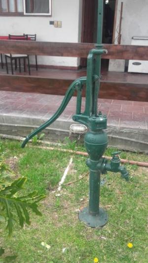 VENDO BOMBA DE AGUA ANTIGUA