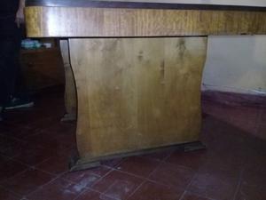 Mesa de madera antigua y robusta