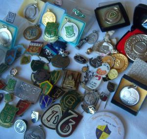 64 Prendedores, Medallas Y Pins - Venta X Lote - Década