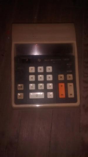 Vendo antigua calculadora funcionando retro