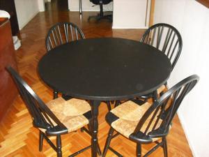 mesa de madera con 4 sillas
