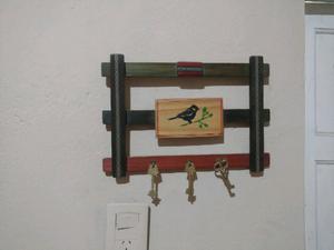 Fabrico percheros porta llaves de madera pintados