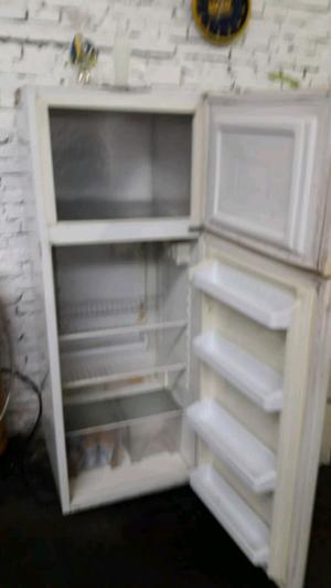 Heladera con freezer Peabody