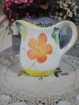 Jarra lechera cerámica blanca con flores