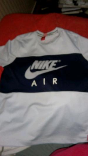 Remera Nike modelo Dri Fit Talle L