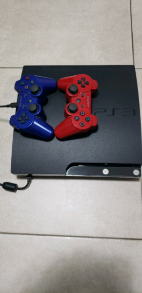 Vendo PS3 con dos joystick IMPECABLE!!!