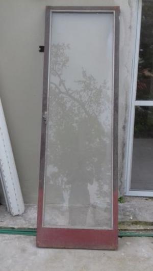 Vendo dos hojas puerta balcón de 2mx63cm, con dos postigos
