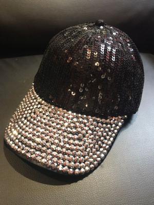 Gorra con lentejuelas y strass