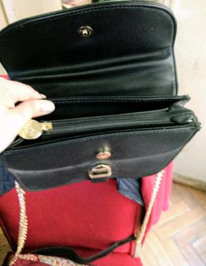 Cartera Negra con cadenas doradas