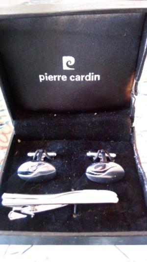 Gemelos Pierre Cardin con traba de corbata