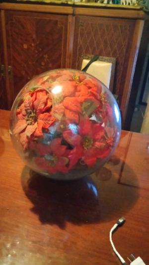 Gran globo de vidrio con base de madera con flores esfera