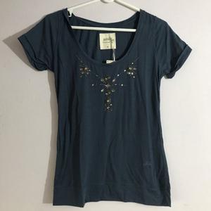 Remera Julien con piedras y canutillos