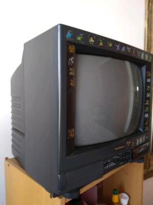 Televisor antigüo en funcionamiento