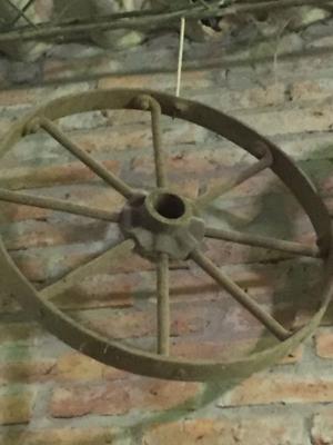 Antigua rueda de hierro remachada