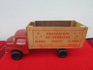 Camión antiguo plástico inflado y caja de madera