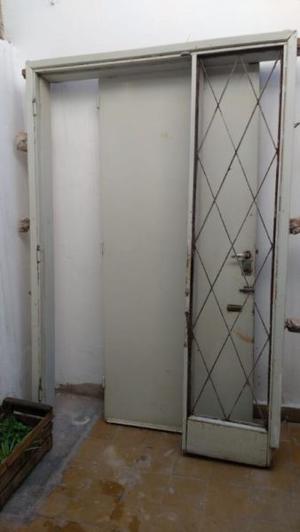 Puerta de madera con media reja