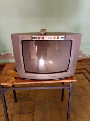 Vendo televisor cn mesa