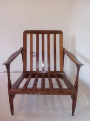 sillón de un cuerpo antiguo de madera maciza