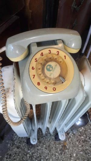 Antiguo telefono de entel a disco color gris funcionando en