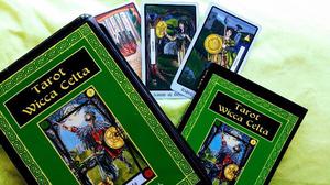 Cartas tarot con caja y libro