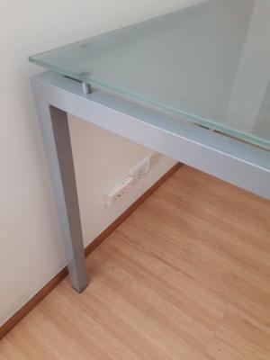 Mesa de vidrio esmerilado de 90x70 cm con patas de hierro