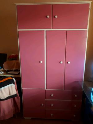 Mueble color rosado