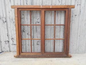 Antigua ventana de madera cedro a vidrios repartidos