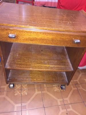 Comoda de madera maciza para Tv con rueditas