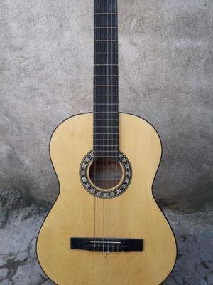 Guitarra criolla con funda