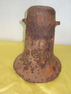 campana de hierro antigua para deposito de agua
