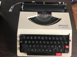 vendo maquina de escribir buen estado