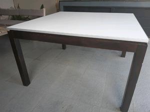 MESA DE MADERA CUADRADA CON TAPA DE MELAMINA Y BORDE