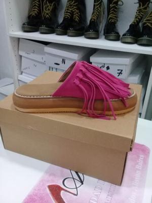 Sandalias con flecos fuxia