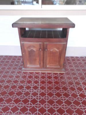 Mesa de algarrobo para televisor.