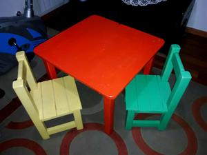 Mesa infantil con dos sillas de colores