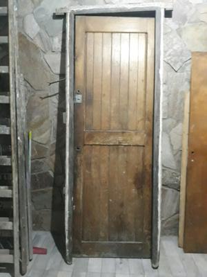 Puerta de madera maciza con marco